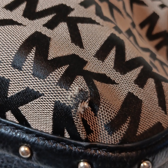 Michael Kors Big Valley Shoulder Bag - Picture 6 of 10